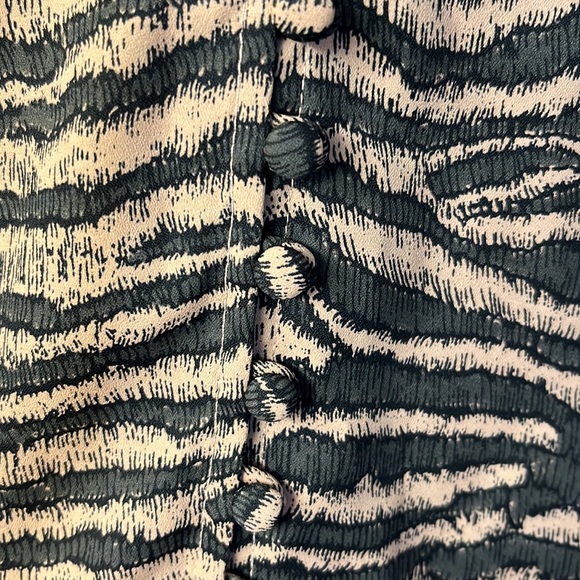 Joie 100% polyester, button front blouse. US size small - Picture 6 of 6